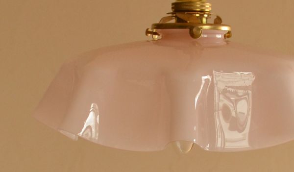 ペンダントライト　照明・ライティング　フランスアンティーク、ピンクのガラスのペンダントライト（コード・シャンデリア電球・ギャラリーA付き）。シェードは、アンティークのため、誤差があったり、キズ、汚れが入っている場合もあります。(d-1279-z)