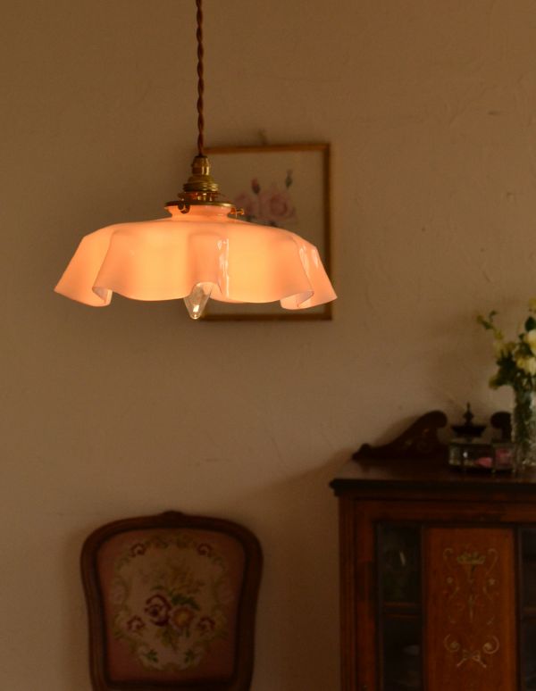 フランスのアンティーク照明、ピンクガラスのペンダントライト（コード 