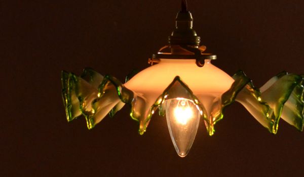 ペンダントライト　照明・ライティング　ミルクガラスのアンティーク照明、アンティークペンダントライト（コード・シャンデリア電球・ギャラリーＡ付き）。シェードから漏れる光に癒されます。(d-1281-z)