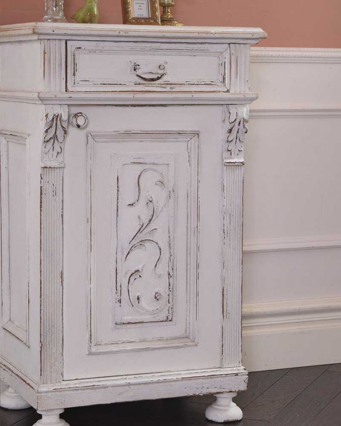 アンティークのキャビネット　アンティーク家具　フレンチホワイトのお洒落な彫りのアンティーク ベッドサイドキャビネット。ペイントの下に見える凝った彫ペイント部分をよく見ると、ものすごく凝った彫が施されているんです。(d-1285-f)