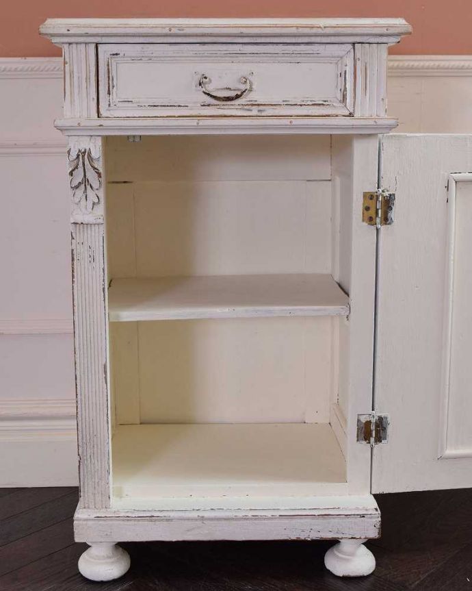 アンティークのキャビネット　アンティーク家具　フレンチホワイトのお洒落な彫りのアンティーク ベッドサイドキャビネット。扉の中を開けてみましょうペイントの扉を開けてみると、中はこんな感じに仕上がっています。(d-1285-f)
