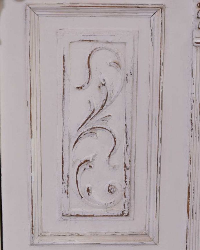 アンティークのキャビネット　アンティーク家具　フレンチホワイトのお洒落な彫りのアンティーク ベッドサイドキャビネット。。(d-1285-f)