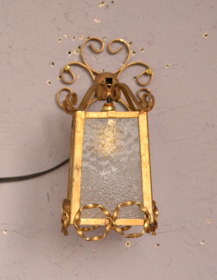 壁付けブラケット　照明・ライティング　フランスのアンティーク照明、ガラスシェードの素敵なウォールランプ（Ｅ17シャンデリア球付）。落ち着いたアンティークゴールドの輝きが上品です。(d-1285-z)