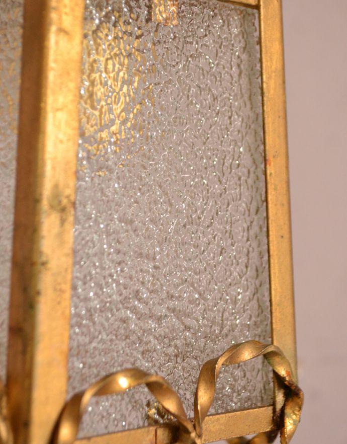 壁付けブラケット　照明・ライティング　フランスのアンティーク照明、ガラスシェードの素敵なウォールランプ（Ｅ17シャンデリア球付）。アンティークらしい型ガラスが使用されています。(d-1285-z)