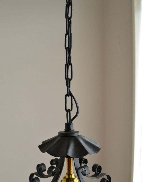 ペンダントライト　照明・ライティング　アイアンのデザインがお洒落なアンティークの天井付け照明（1灯タイプ）。コードもブラックカラーで合わせました。(d-1287-z)