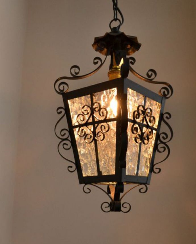 ペンダントライト　照明・ライティング　アイアンのデザインがお洒落なアンティークの天井付け照明（1灯タイプ）。存在感のある素敵なアンティークのウォールランプ。(d-1287-z)