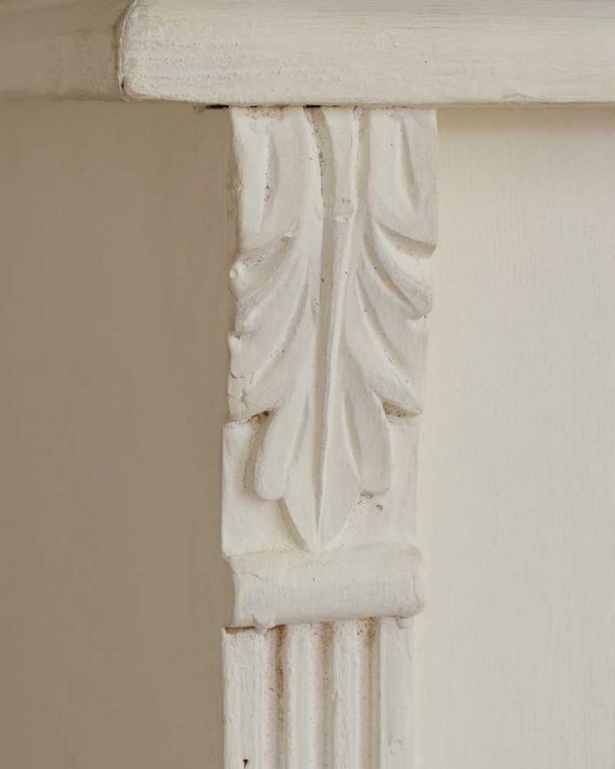 アンティークのキャビネット　アンティーク家具　フレンチスタイルのアンティークのペイント家具、カウンターキャビネット。やっぱりココがフランスらしい美しい彫にうっとり･･･ポイントポイントの装飾がキレイです。(d-1288-f)