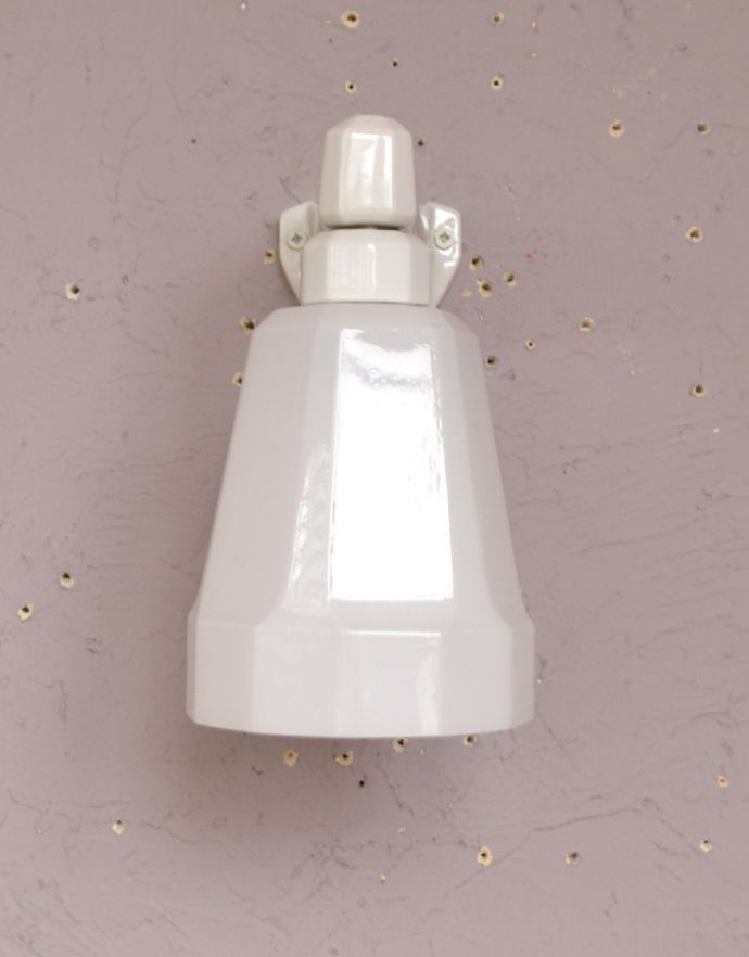 壁付けブラケット　照明・ライティング　フランス輸入のアンティーク壁付けライト、とっても珍しい陶磁器×ミルクガラスのライト（Ｅ17シャンデリア球付）。壁のお洒落を楽しむのにはピッタリな存在感です。(d-1288-z)