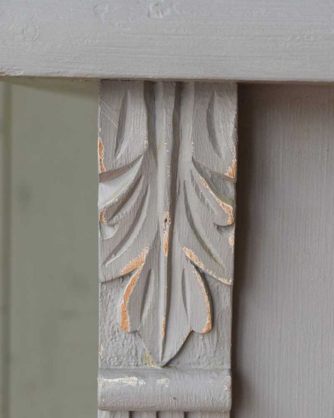 アンティークのキャビネット　アンティーク家具　グレーペイントのアンティークフレンチインテリア、おしゃれなキャビネット。フランスらしく美しい彫さりげなく施された彫。(d-1290-f)