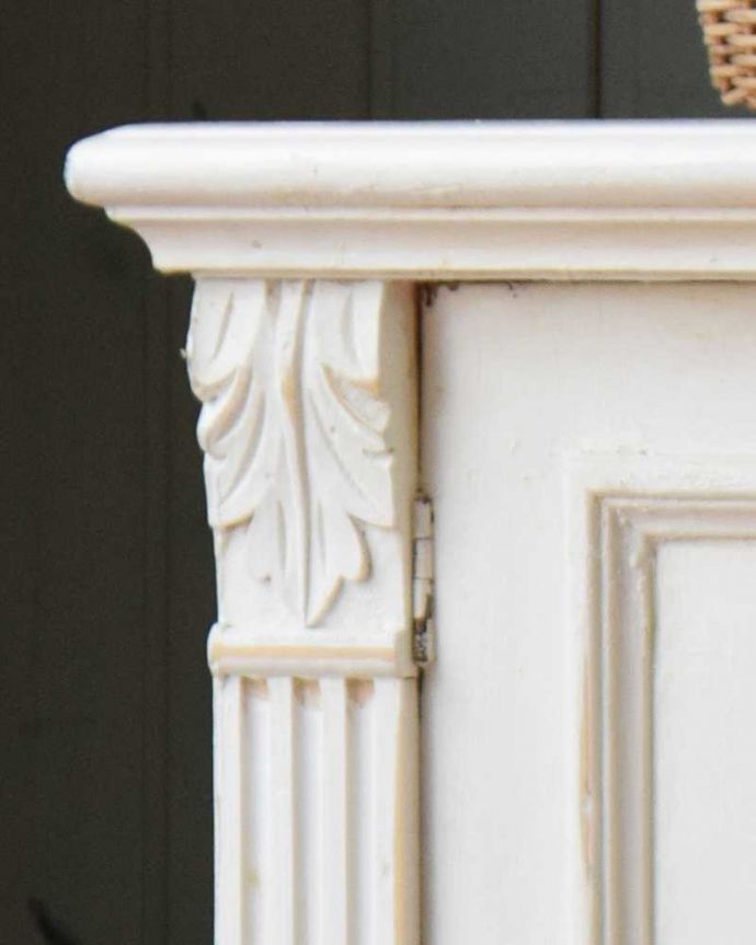 アンティークのキャビネット　アンティーク家具　テレビボードにピッタリ！フレンチホワイトのアンティークサイドボード。やっぱりココがフランスらしい美しい彫にうっとり･･･ポイントポイントの装飾がキレイです。(d-1295-f)