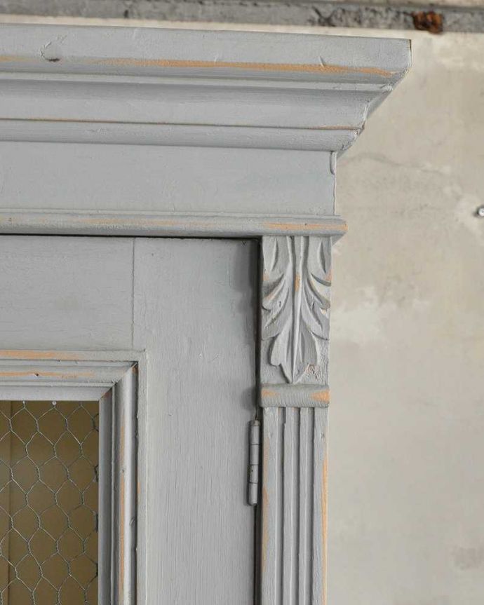 アンティークのキャビネット　アンティーク家具　アンティークのフレンチ家具、ペイント仕上げのグリアージュキャビネット(ワードローブ)。フランスらしい彫が扉を彩ります。(d-1297-f)