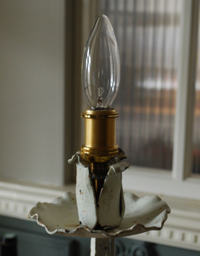 スタンドライト　照明・ライティング　フランスで出合ったアンティーク照明、フリンジ付きシェードのアイアン製テーブルランプ（Ｅ17シャンデリア球付）。シェードを外すとこんな風になっています。(d-1297-z)