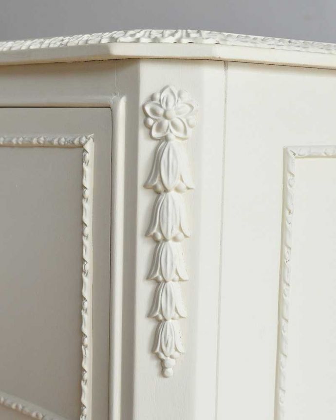 アンティークのチェスト　アンティーク家具　憧れのアンティークのフレンチ家具、真っ白な５段チェスト。女性らしいリボン型の彫やっぱりお姫様はお姫様らしい可愛い彫が特長。(d-1299-f)