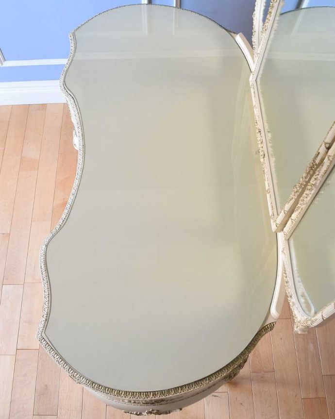 アンティークのドレッサー　アンティーク家具　ミラーのフレームまで可愛いドレッシングテーブル（鏡台）、アンティークのフレンチインテリア。天板の形も美しい上から見るとこんな形です。(d-1300-f)