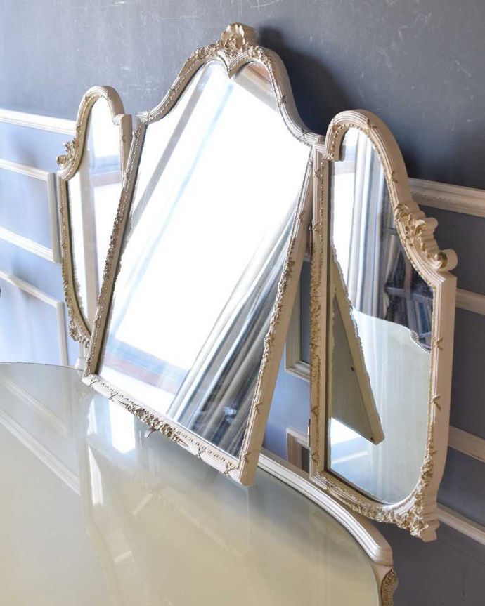 アンティークのドレッサー　アンティーク家具　ミラーのフレームまで可愛いドレッシングテーブル（鏡台）、アンティークのフレンチインテリア。美しく映し出してくれる鏡大きな鏡はお部屋を広く見せる効果も。(d-1300-f)