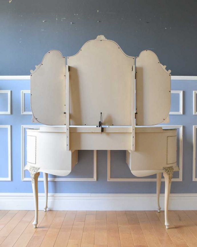 アンティークのドレッサー　アンティーク家具　ミラーのフレームまで可愛いドレッシングテーブル（鏡台）、アンティークのフレンチインテリア。もちろん、後ろ姿もキレイです。(d-1300-f)