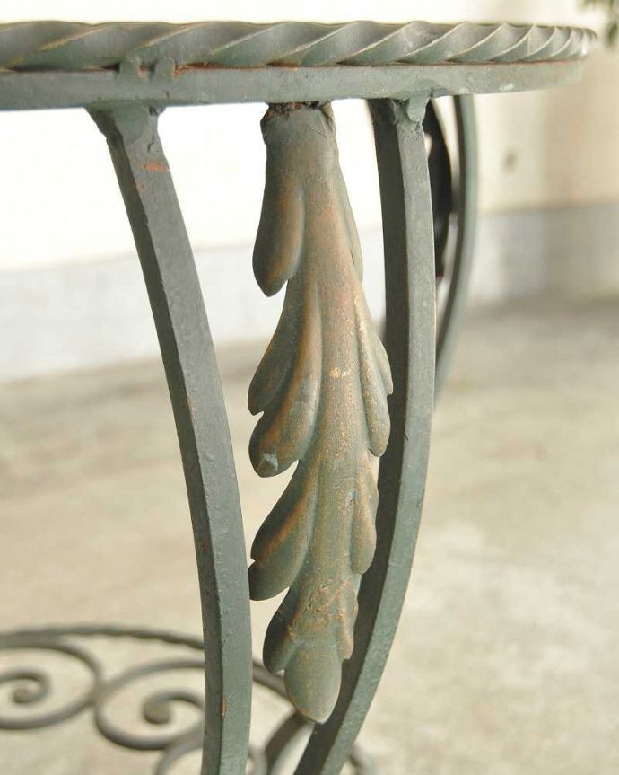 アンティークのテーブル　アンティーク家具　屋外で使えるアンティーク家具、フランスのラウンドガーデンテーブル。サイドには繊細な装飾がデザインされています。(d-1301-f)