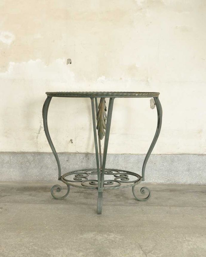 アンティークのテーブル　アンティーク家具　屋外で使えるアンティーク家具、フランスのラウンドガーデンテーブル。クルッと回転すると･･･回転してみると印象が変わって見えて素敵。(d-1301-f)