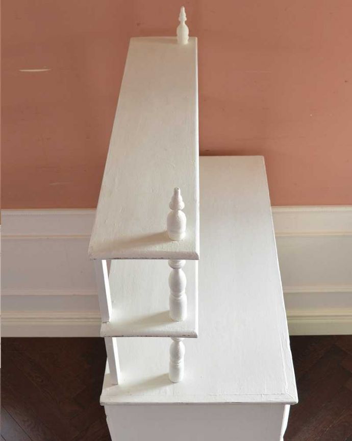 アンティークのキャビネット　アンティーク家具　ホワイトペイントの可愛いアンティーク家具、フランスから届いたドレッサー。天板部分もキレイに仕上げました。(d-1305-f)