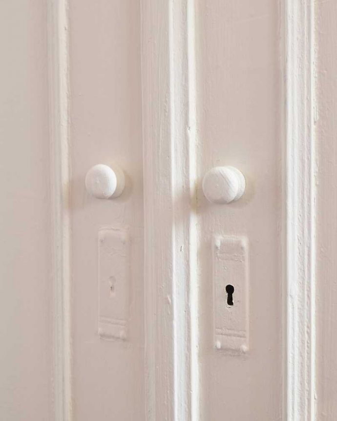 アンティークのキャビネット　アンティーク家具　ホワイトペイントの可愛いアンティーク家具、フランスから届いたドレッサー。扉を開ける度にワクワクアンティークの鍵を回して開閉する扉。(d-1305-f)