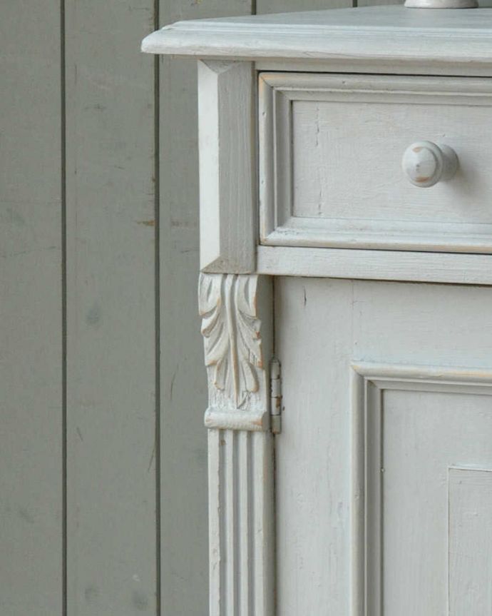 アンティークのキャビネット　アンティーク家具　フランスから届いたアンティーク家具、ホワイトペイントのキャビネット（カウンター）。やっぱりココがフランスらしい美しい彫にうっとり･･･ポイントポイントの装飾がキレイです。(d-1307-f)