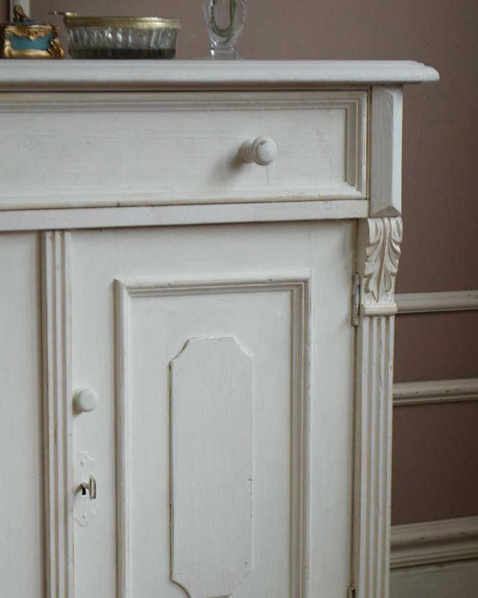 アンティークのキャビネット　アンティーク家具　アンティークのペイント家具、フランスの香り漂うホワイトのキャビネット（カウンター）。彫の美しさも自慢です。(d-1308-f)