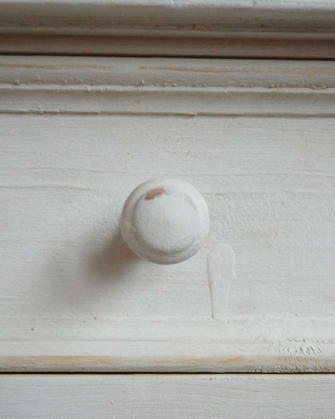 アンティークのキャビネット　アンティーク家具　アンティークのペイント家具、フランスの香り漂うホワイトのキャビネット（カウンター）。持ちやすい取っ手。(d-1308-f)
