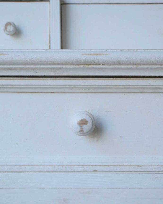 アンティークのキャビネット　アンティーク家具　ペイント仕上げのお洒落なブックシェルフ、フランスのアンティーク家具（キャビネット）。扉を開ける度にワクワクほっこりとした風合いがいい取っ手。(d-1309-f)