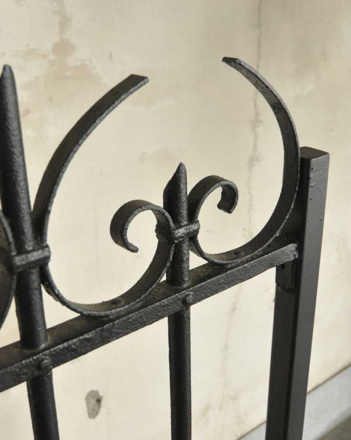 ドア・ゲート　アンティーク家具　アイアン製のアンティークパーテーション（ガーデンの門扉・ゲート）。凝った装飾がアンティークらしいんです。(d-1310-f)
