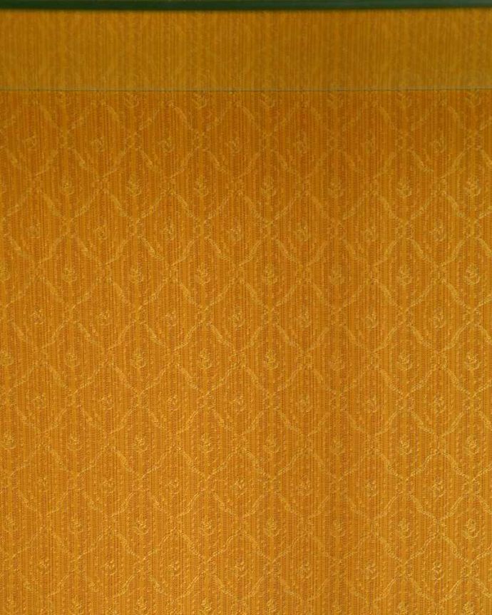 アンティークのキャビネット　アンティーク家具　フランスで見つけたアンティーク家具、フェミニンなディスプレイキャビネット。上品な背板の柄ですキャビネットの表情に似合う上品な生地クロスが背板に貼ってありました。(d-1323-f)