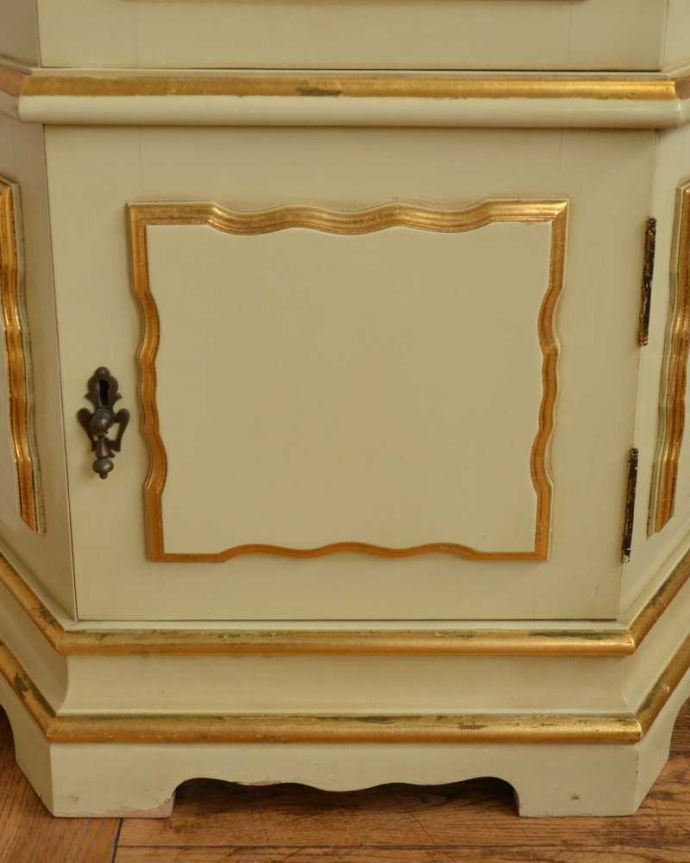 アンティークのキャビネット　アンティーク家具　フランスらしいアンティーク家具、フェミニンなディスプレイキャビネット。やっぱりココがフランスらしい美しいデザインにうっとり・・・ポイントポイントの装飾がキレイです。(d-1324-f)