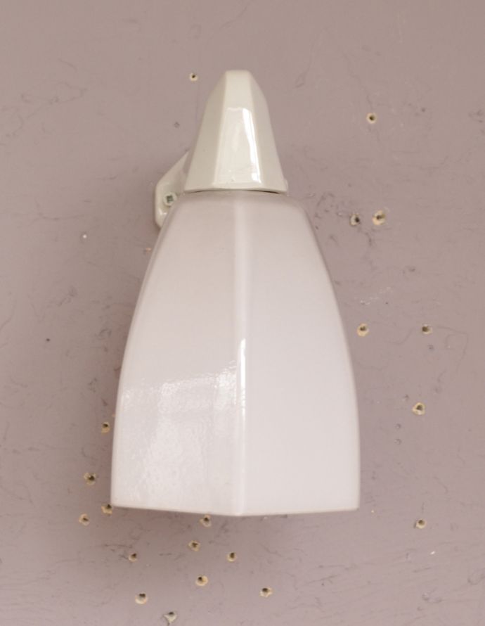 壁付けブラケット　照明・ライティング　フランスのアンティークライト、とっても珍しい陶磁器×ミルクガラスの壁付け照明（Ｅ17シャンデリア球付）。陶磁器は北欧インテリアにも、ナチュラルな雰囲気にもしっくりと馴染みます。(d-1324-z)