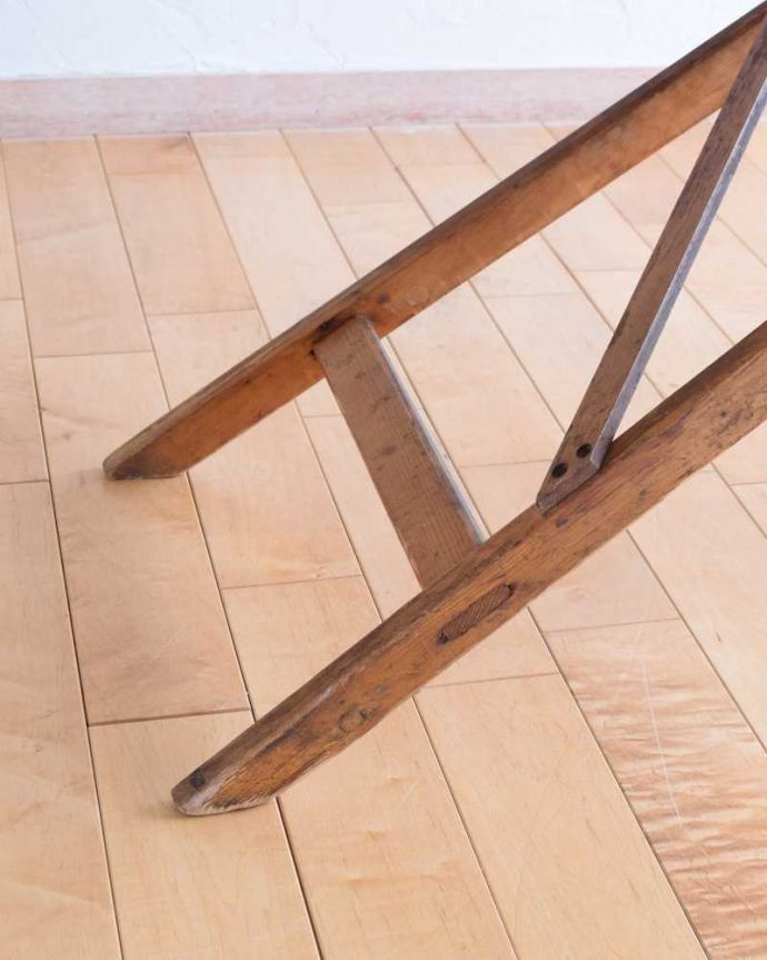 めずらしい家具　アンティーク家具　折り畳める木製の可愛いアイロンボード、イギリスで見つけたアンティーク家具。持ち上げなくても移動できます！Handleのアンティークは、脚の裏にフェルトキーパーをお付けしていますので、床を滑らせてれば女性1人でも移動が簡単です。(d-1326-f)
