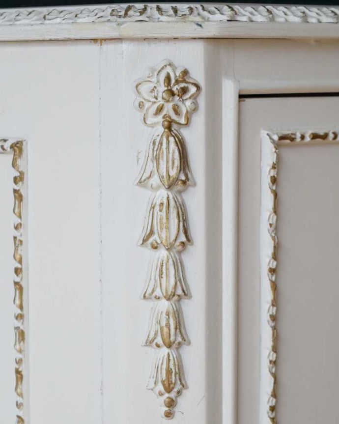 アンティークのチェスト　アンティーク家具　フランスのアンティークペイント家具、ホワイト色のサイドチェスト（ガラス天板） 。やっぱりココがフランスらしい美しい彫にうっとり･･･ポイントポイントの装飾がキレイです。(d-1330-f)