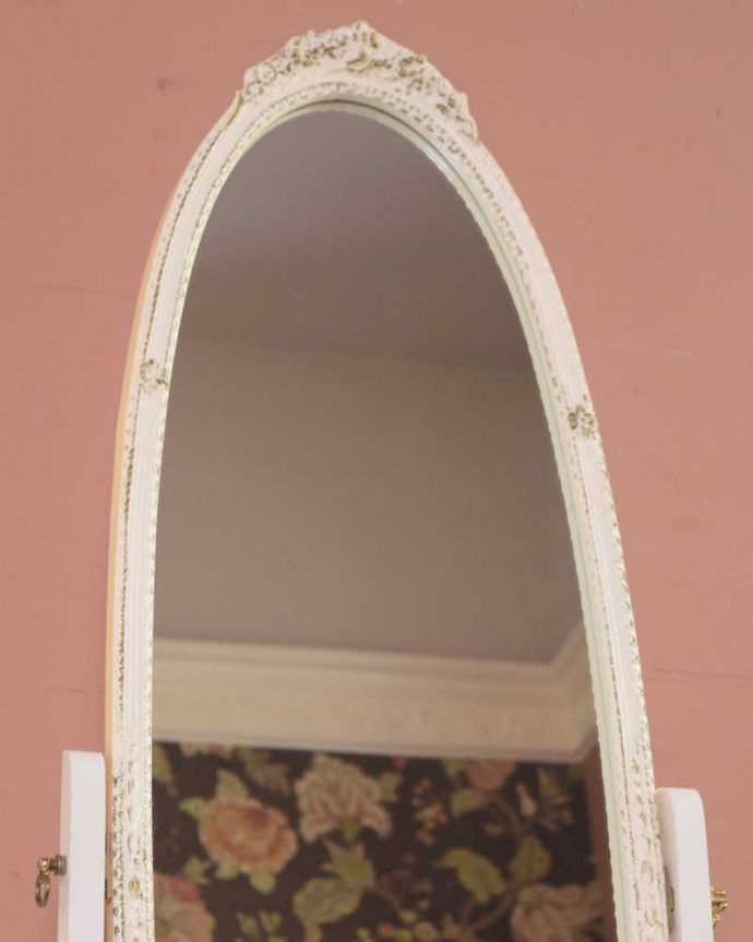 アンティーク ミラー（鏡）　アンティーク雑貨　フランスで見つけたホワイトペイント家具、可愛いアンティークシュバルミラー（姿見）。コンディションのいい大きなアンティークの鏡厚みのあるアンティークのミラーは縁のカッティングも美しいんです。(d-1333-f)