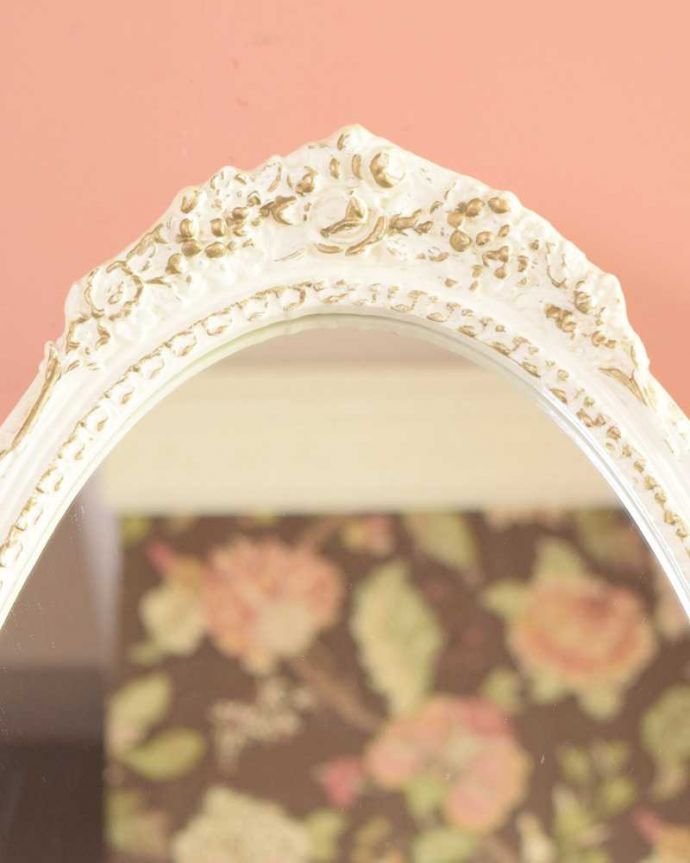 アンティーク ミラー（鏡）　アンティーク雑貨　フランスで見つけたホワイトペイント家具、可愛いアンティークシュバルミラー（姿見）。一瞬でお姫様気分にしてくれますトップの女性らしいお花が身支度する時間を特別なものにしてくれます。(d-1333-f)