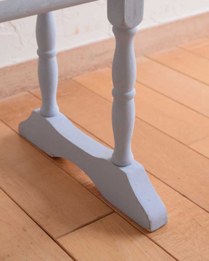 タオルハンガー　アンティーク家具　アーチが可愛いペイント仕上げのアンティークタオルハンガー（５本タイプ）。引きずっても大丈夫Handleではアンティーク家具の脚の裏にフェルトキーパーをお付けして、床を引きずってもキズが付きにくいようにしています。(d-1336-f)