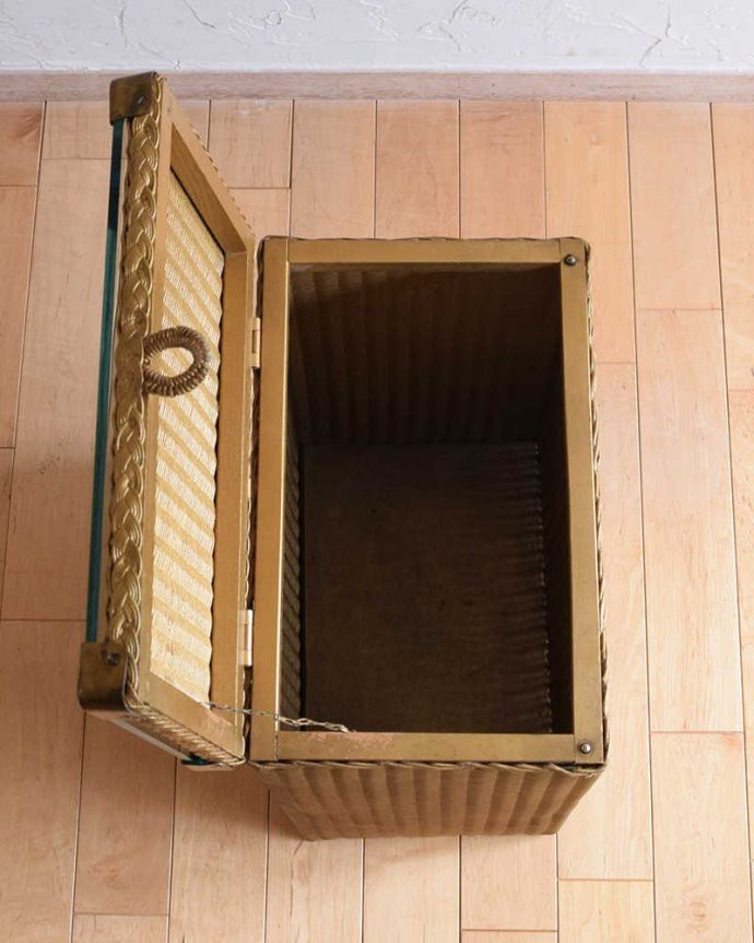 ロイドルーム　アンティーク家具　イギリスから届いたキレイなアンティークロイドルームボックス（ガラス天板付き）。フタを開くと･･･中はとってもキレイに仕上げたので、リビングで散らかっている本やクッションブランケットはもちろん、ゴミ箱としても使えます。(d-1343-f)