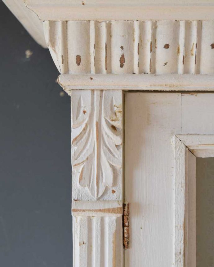 アンティークのキャビネット　アンティーク家具　アンティークのフレンチ家具、ペイント仕上げのカップボード（食器棚）。フランスらしい彫りフランスらしい可愛らしさをいろんな場所で見つけることが出来ます。(d-1348-f)