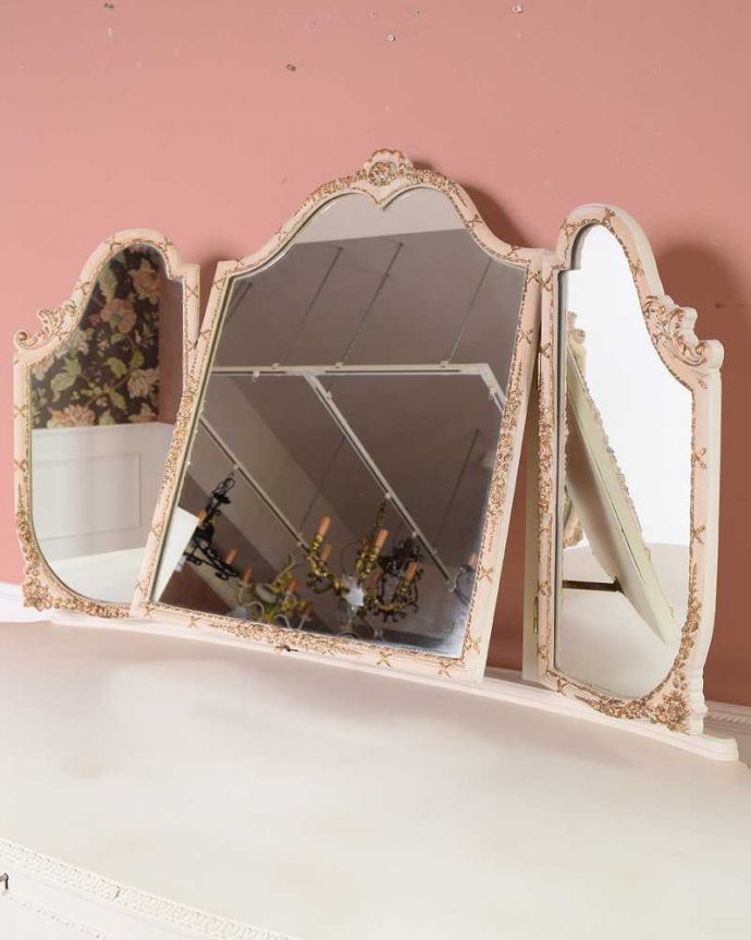 アンティークのドレッサー　アンティーク家具　アンティークのフレンチインテリア、白いフェミニンな三面鏡ドレッサー（ドレッシングチェスト）。美しく映し出してくれる鏡大きな鏡はお部屋を広く見せる効果も。(d-1349-f)