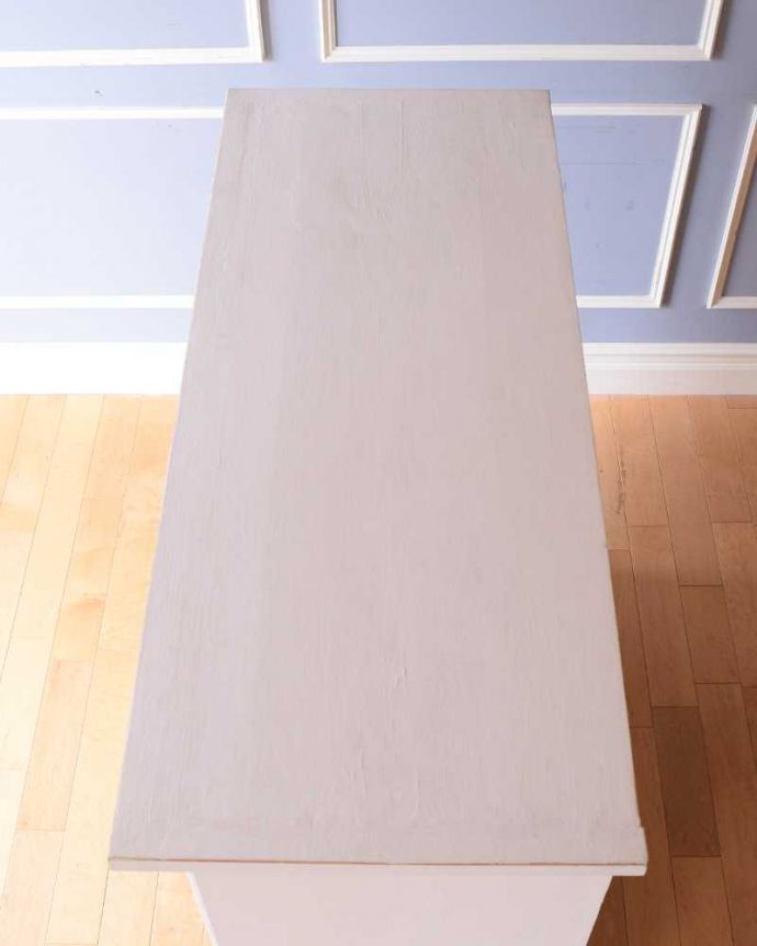 アンティークのキャビネット　アンティーク家具　フレンチスタイルのガラスキャビネット（ホワイト）、アンティークのペイント家具。何を置いて楽しもうかな･･･上から見ると、天板はこんな感じ。(d-1353-f)