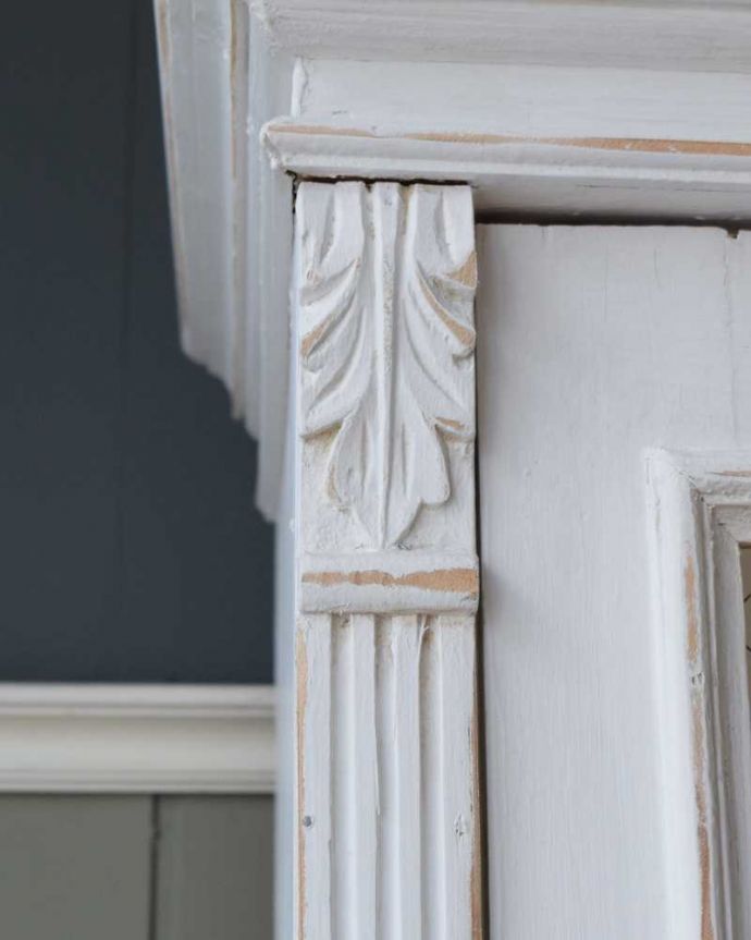 アンティークのキャビネット　アンティーク家具　アンティークのフレンチ家具、ペイント仕上げのグリアージュキャビネット（ホワイト）。フランスらしい彫が扉を彩ります。(d-1354-f)