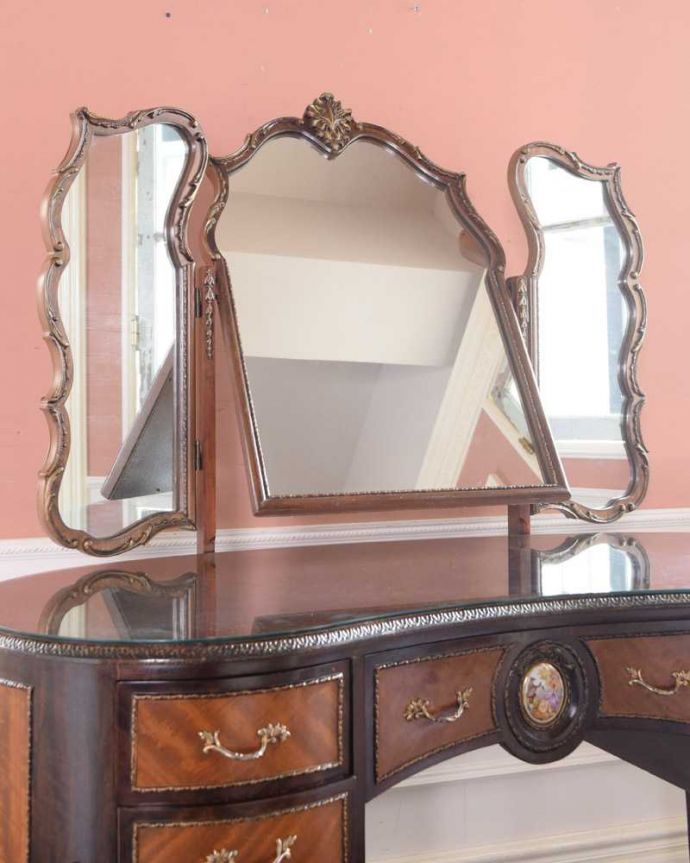 アンティークのドレッサー　アンティーク家具　アンティークのフレンチインテリア、三面鏡ドレッシングチェスト。美しく映し出してくれる鏡大きな鏡はお部屋を広く見せる効果も。(d-1357-f)