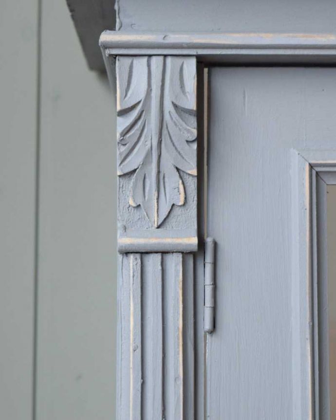 アンティークのキャビネット　アンティーク家具　フレンチスタイルのガラスキャビネット、置きやすいサイズのアンティークペイント家具。フランスらしい彫が扉を彩ります。(d-1361-f)