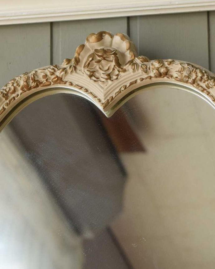 アンティークのドレッサー　アンティーク家具　ミラーのフレームまで可愛いドレッシングテーブル（鏡台）、引き出し付きのスタンドミラー（姿見）。一瞬でお姫様気分にしてくれますトップの女性らしいお花が身支度する時間を特別なものにしてくれます。(d-1363-f)