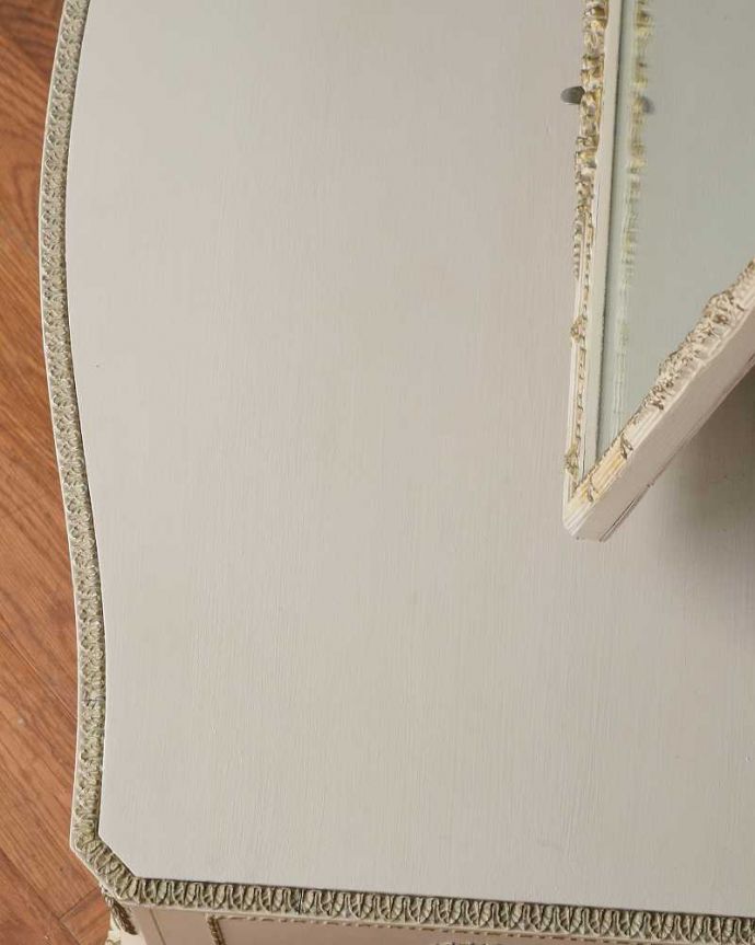 アンティークのドレッサー　アンティーク家具　ミラーのフレームまで可愛いドレッシングテーブル（鏡台）、引き出し付きのスタンドミラー（姿見）。近くで見ると…近づいてみると、ピッカピカでキレイに仕上げた天板の塗装。(d-1363-f)