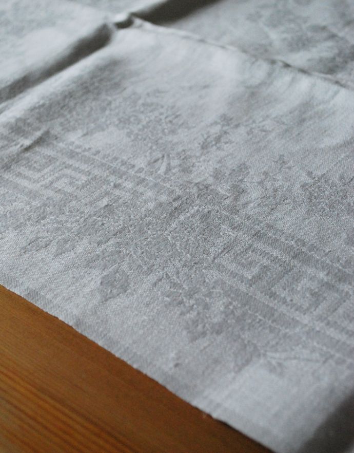 ティーポット・ジャグ　アンティーク雑貨　フランスアンティークリネン、モノグラムの刺繍入りのテーブルナプキン。グレーカラーの模様が上品にデザインされています。(d-1366-z)