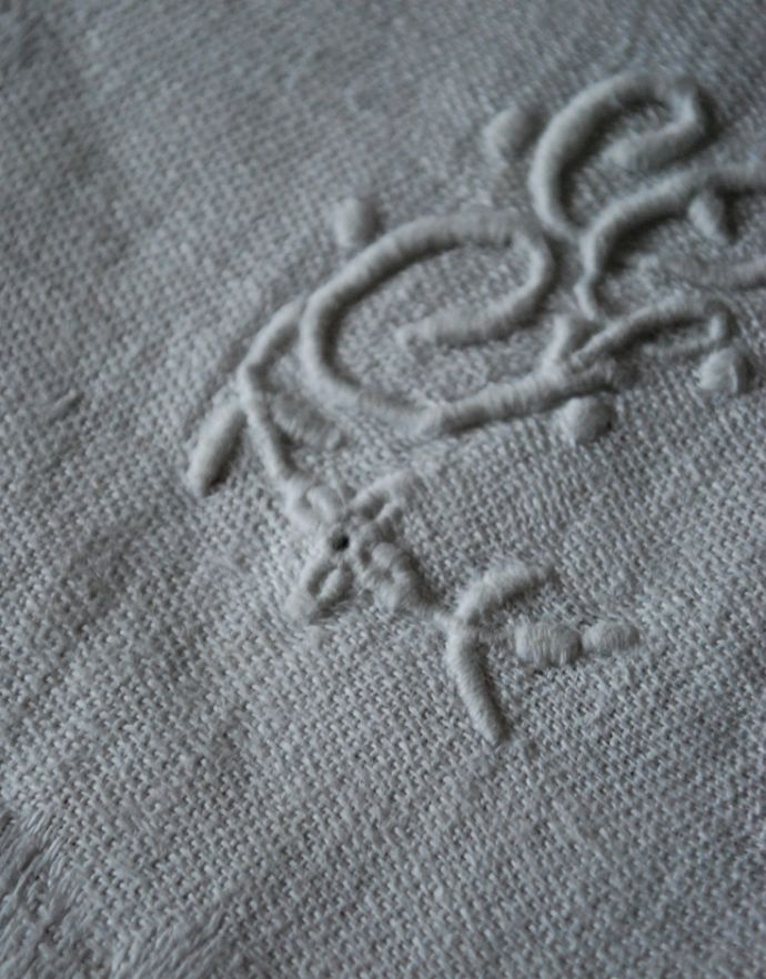 ティーポット・ジャグ　アンティーク雑貨　フランスアンティークリネン、モノグラムの刺繍入りのテーブルナプキン。モノグラムの刺繍が付いています。(d-1366-z)