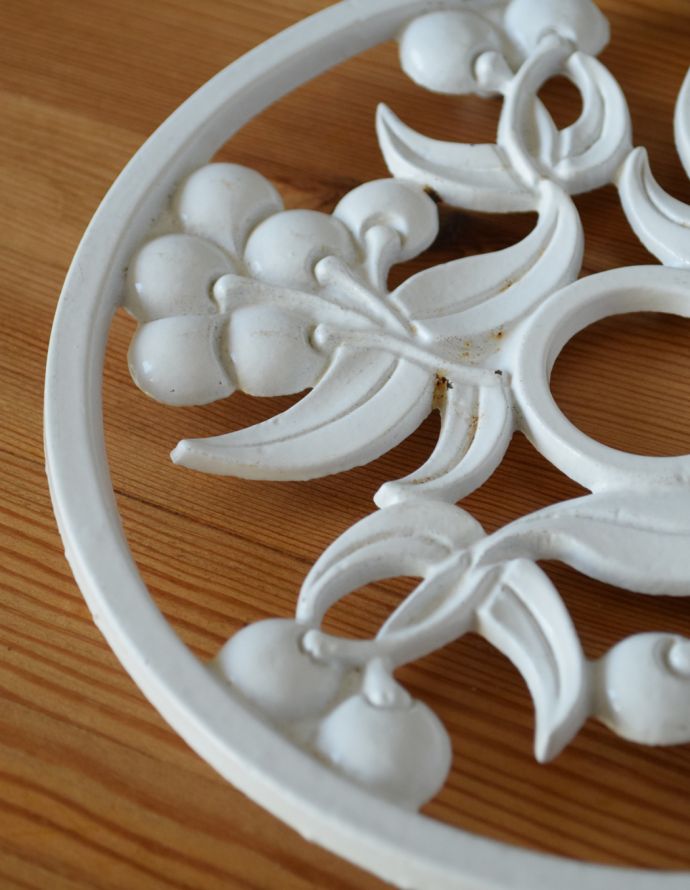 シルバーのカトラリー　アンティーク雑貨　フレンチホワイトが可愛いアンティークトリベット。実がたっぷりとなった可愛いデザインです。(d-1380-z)