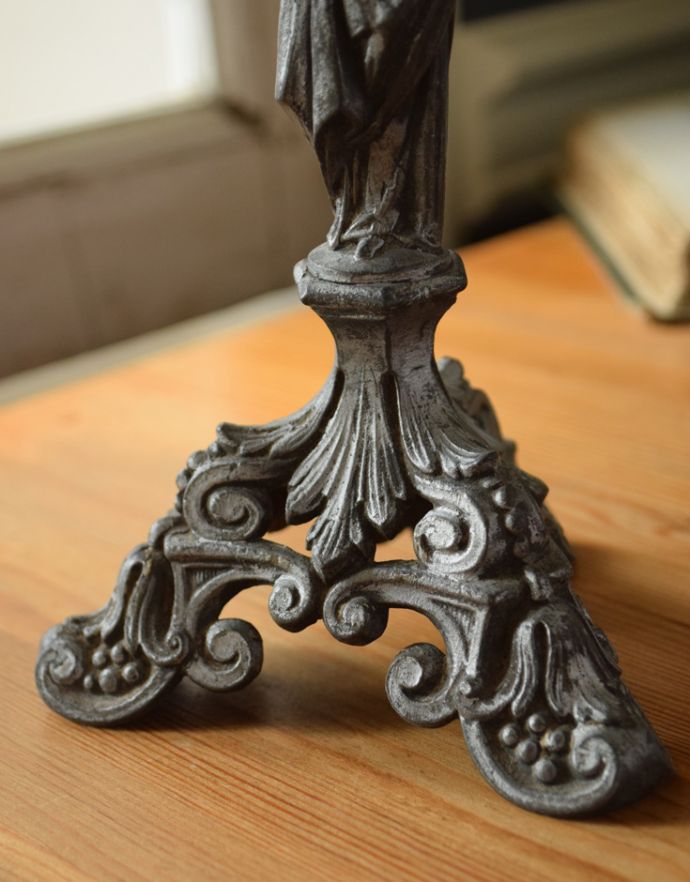 シルバーのテーブルウェア　アンティーク雑貨　美しい女性がアクセント、ブロンズ製のアンティークキャンドルスタンド。土台の装飾にも凝っています。(d-1385-z)